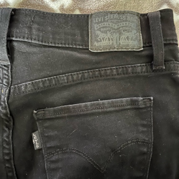 Levi’s 312 Shaping Slim in Black - Picture 4 of 5